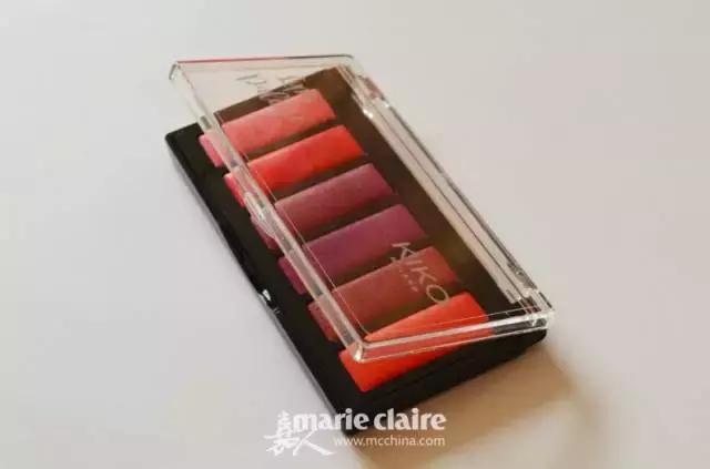 就用30块钱狂收当季爆款彩妆,“带货”女王们的梳妆台超魔性!