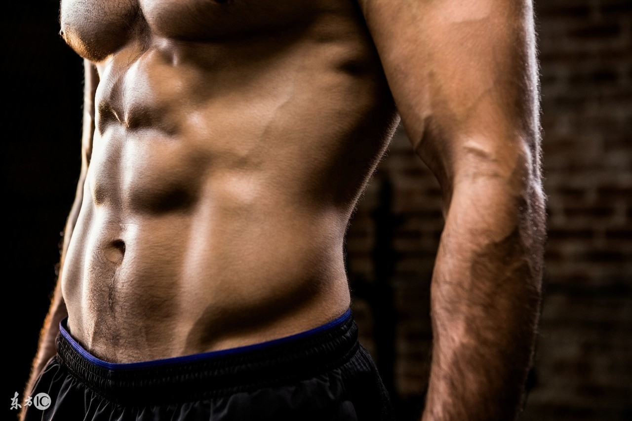 平板支撑一分钟练出腹肌,平板支撑怎样锻炼腹肌