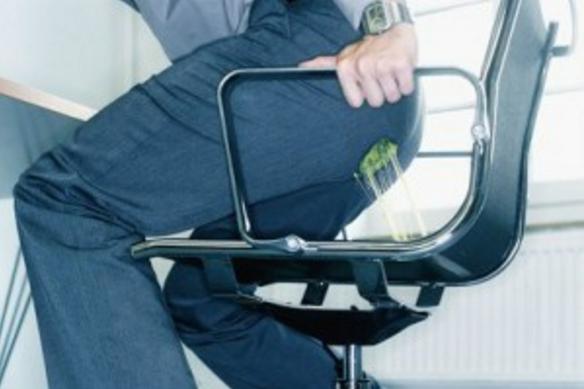 口香糖粘在衣服上怎么办快速解决,衣服上有口香糖粘了很久怎么洗掉