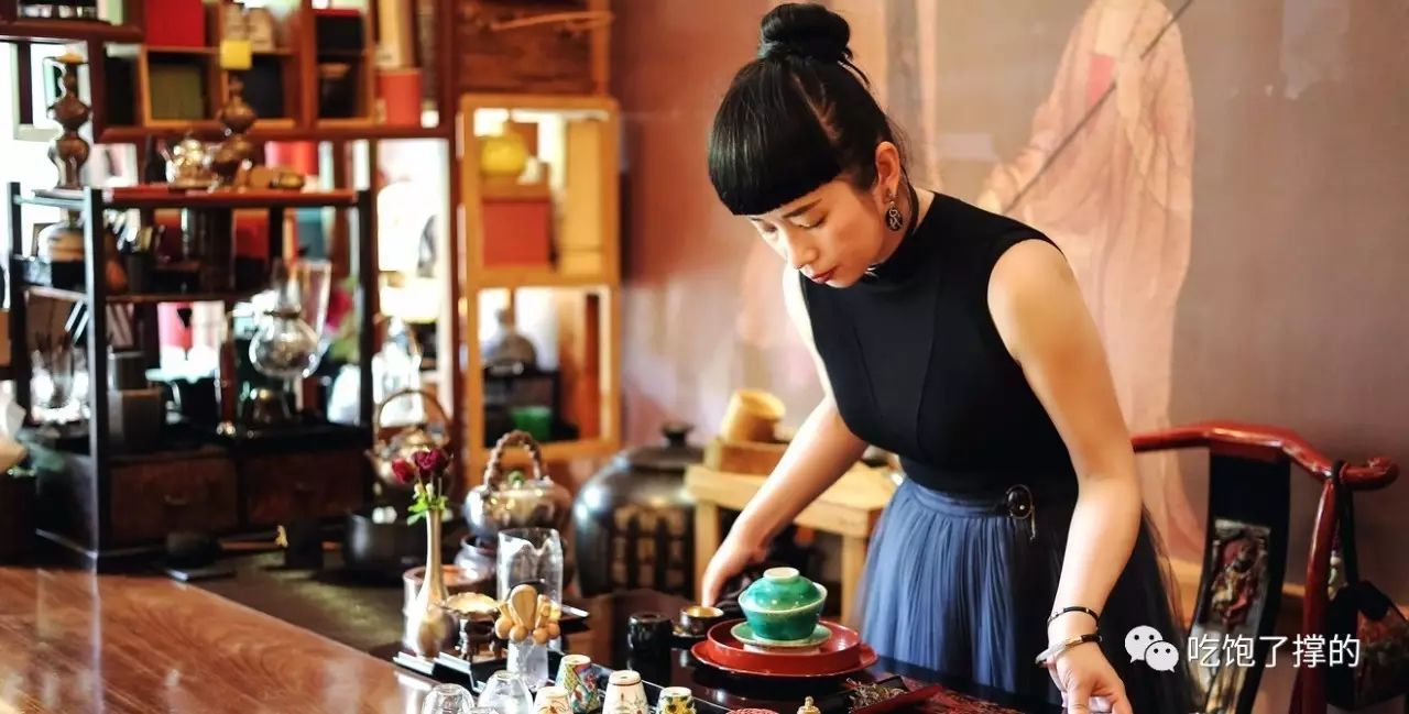 这是一枚用饱含阳光雨露的新鲜玫瑰花做的鲜花饼