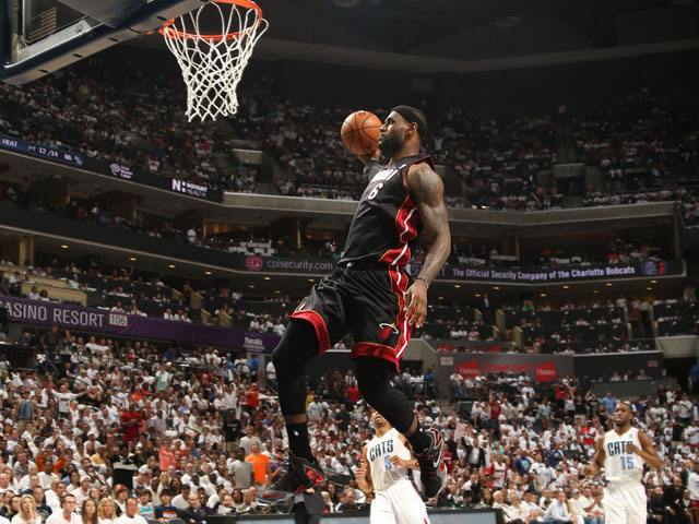 扣篮板把篮板磕坏,扣坏篮板