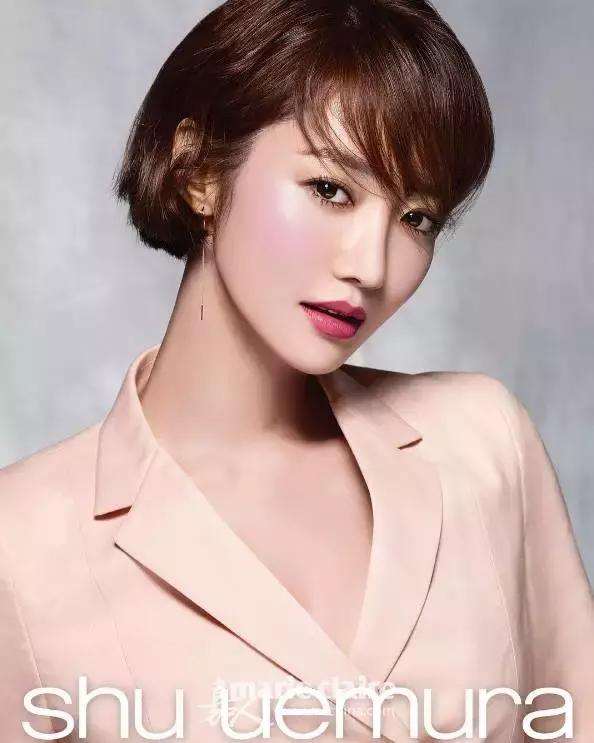 就用30块钱狂收当季爆款彩妆,“带货”女王们的梳妆台超魔性!