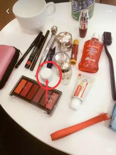 就用30块钱狂收当季爆款彩妆,“带货”女王们的梳妆台超魔性!