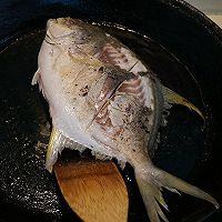 红烧鲳鱼用黄豆酱做法,红烧鲳鱼豆腐家常做法