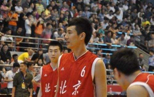 扣篮板把篮板磕坏,扣坏篮板