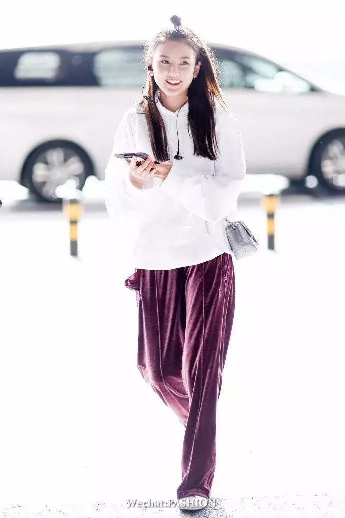 刘诗诗唐嫣甜蜜日常,一入秋便是深秋