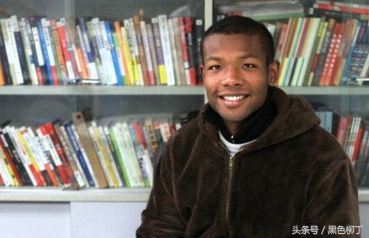 他是黑皮肤但却是地道中国人，昔日国手今回归祖国再战沙场