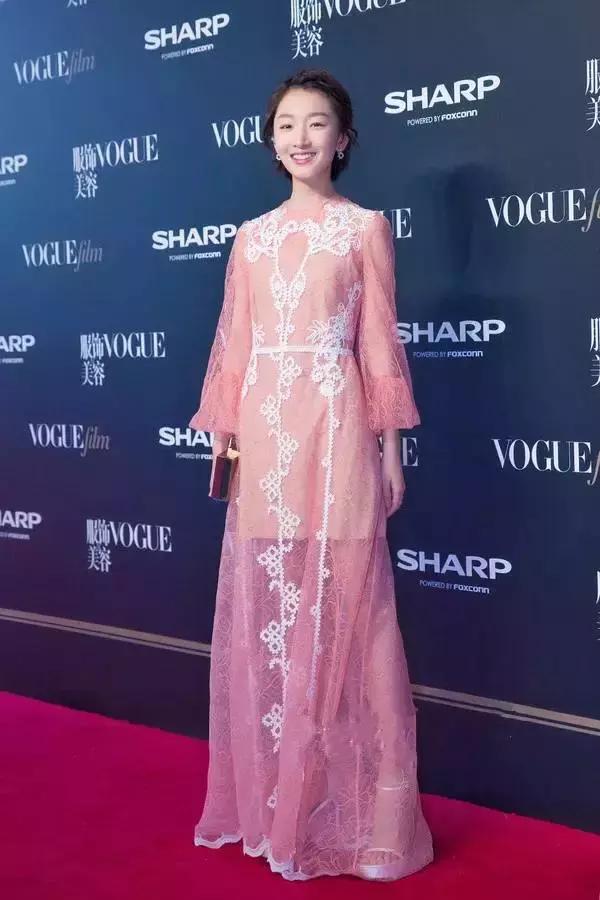 周冬雨burberry最新照片,burberry全球形象大使