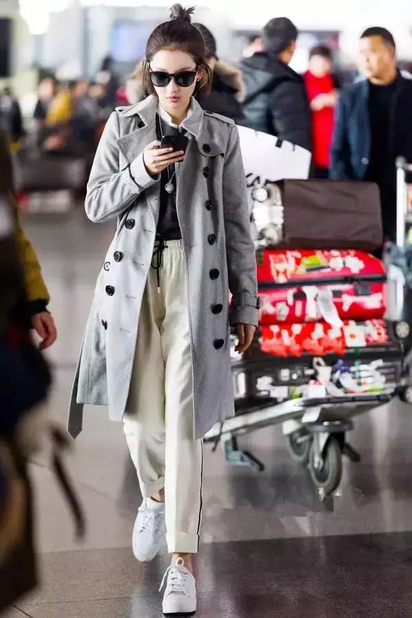 周冬雨burberry最新照片,burberry全球形象大使