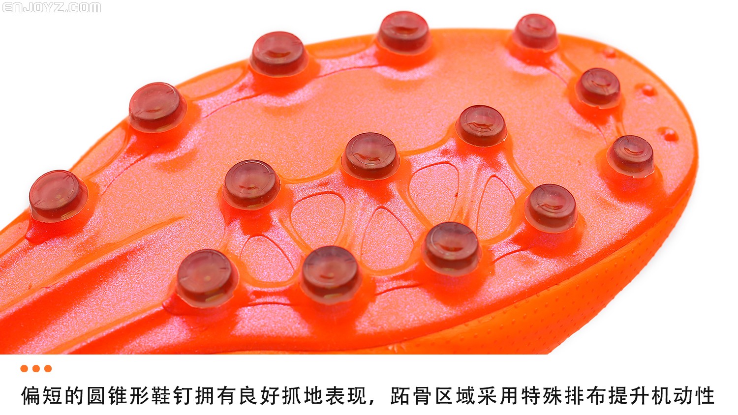 让冬日球场重新升温的秘诀就是这款足球鞋！