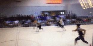 扣篮板把篮板磕坏,扣坏篮板