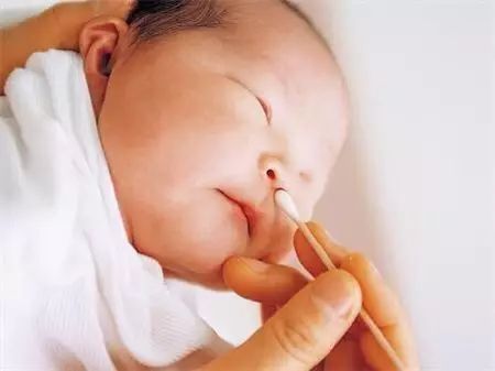 呛奶月嫂怎么护理,月嫂喂婴儿呛奶