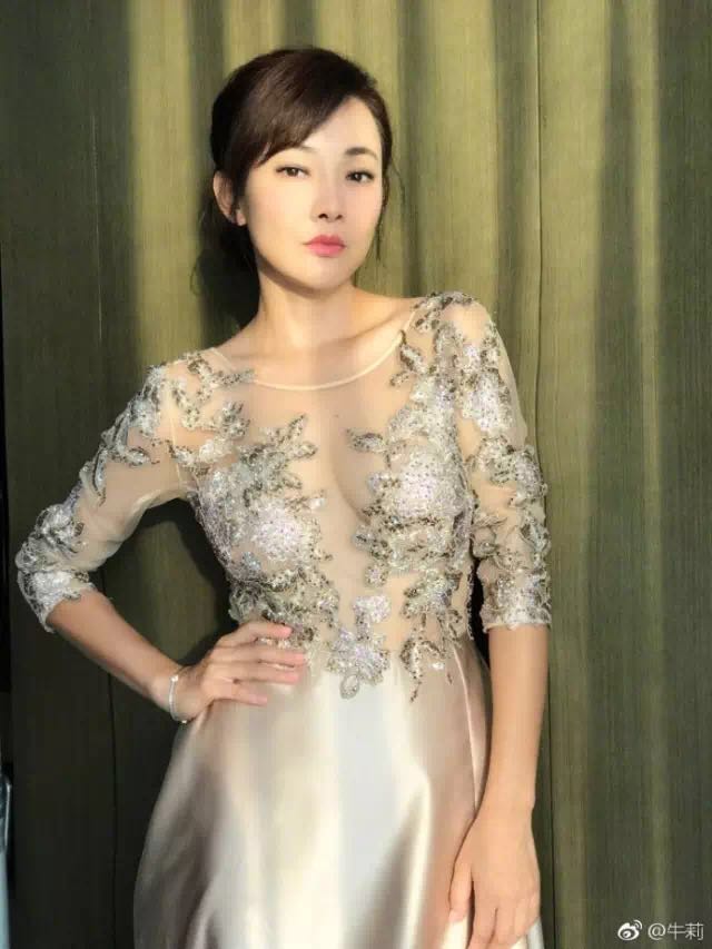 露腰马甲线身材,身材好腰细的女生露马甲线和锁骨