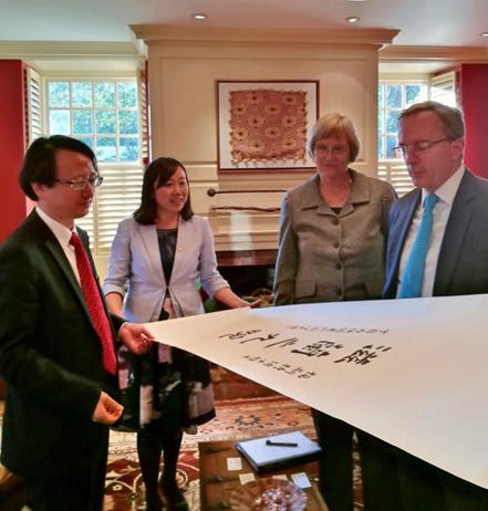 浙江大学校长给哈佛校长送了一副“看不懂”的字?你看懂了吗?