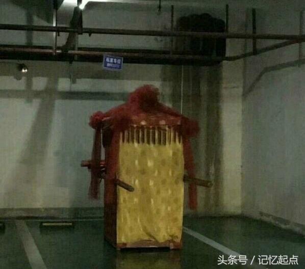 学校组织学生第二天穿父母工作服来上课，小明真太屌丝了