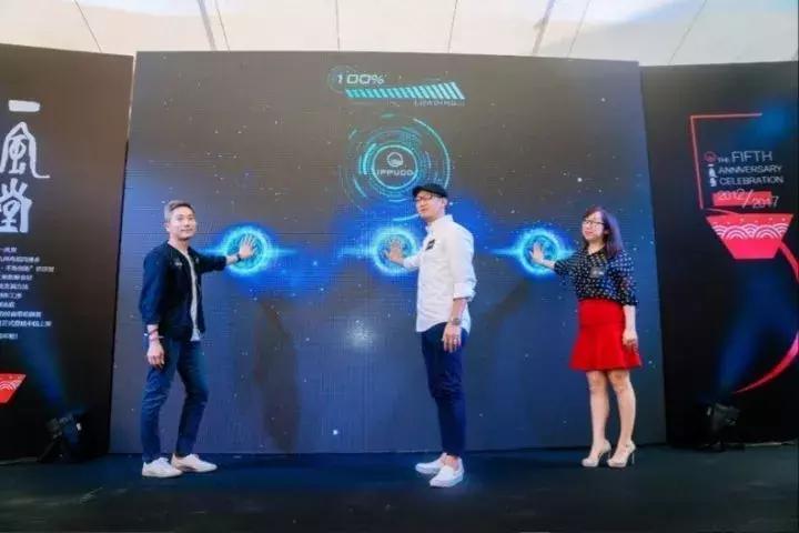 糟！进了上海一家拉面店，员工竟然比我更时髦