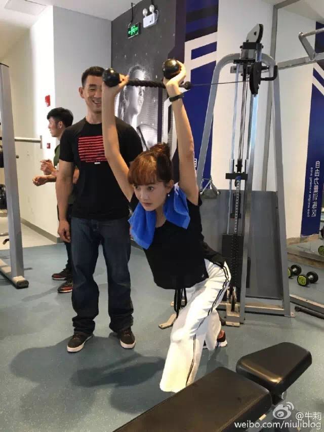 露腰马甲线身材,身材好腰细的女生露马甲线和锁骨