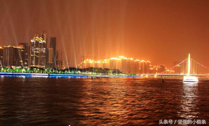 小蛮腰附近珠江夜游,广州珠江夜游坐轮船看小蛮腰