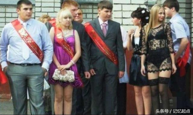 学校组织学生第二天穿父母工作服来上课，小明真太屌丝了