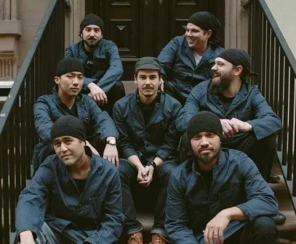 糟！进了上海一家拉面店，员工竟然比我更时髦