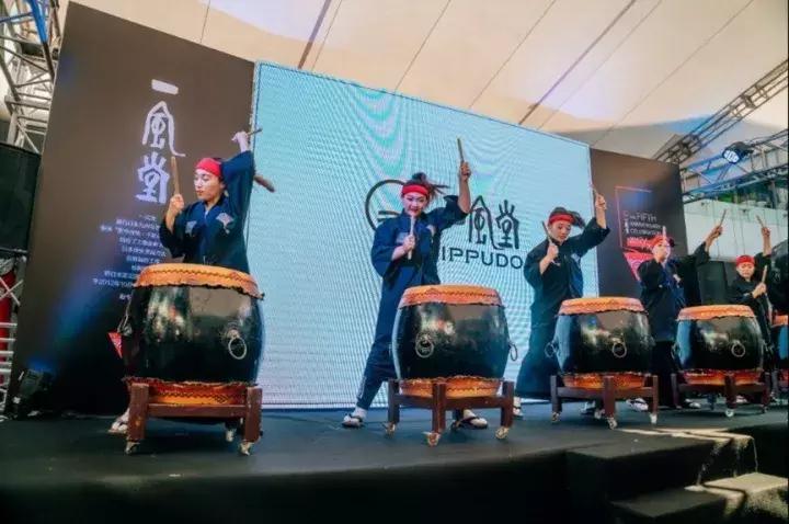 糟！进了上海一家拉面店，员工竟然比我更时髦