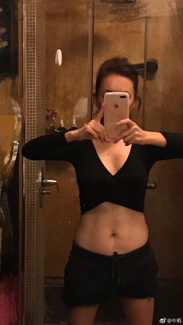 露腰马甲线身材,身材好腰细的女生露马甲线和锁骨