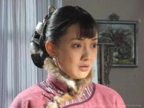 露腰马甲线身材,身材好腰细的女生露马甲线和锁骨