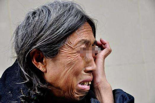 孩子高烧42度不退母亲痛苦,宝宝高烧不退哭得撕心裂肺