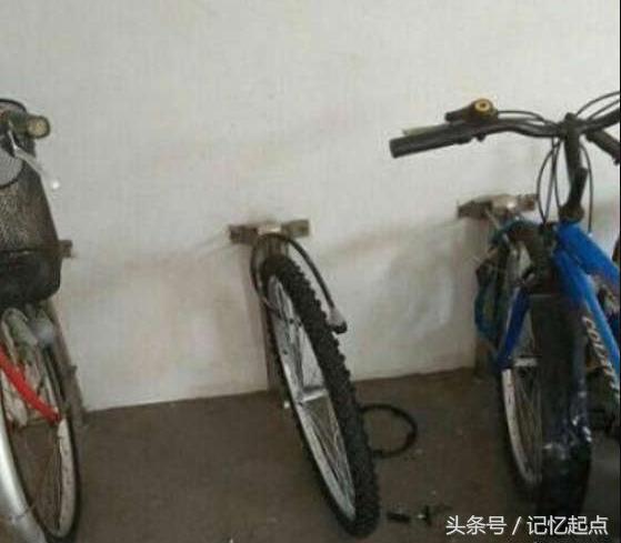 学校组织学生第二天穿父母工作服来上课，小明真太屌丝了