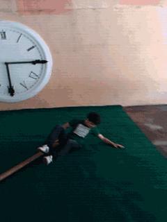 学校组织学生第二天穿父母工作服来上课，小明真太屌丝了