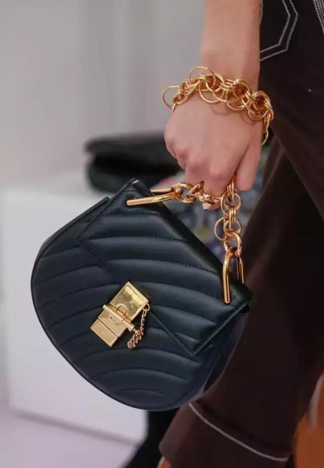 刘雯唐嫣同款小猪包,刘雯唐嫣最新消息