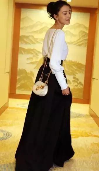 刘雯唐嫣同款小猪包,刘雯唐嫣最新消息