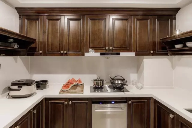 昆明贝壳粉美式装修效果图,昆明135平层轻奢美式装修