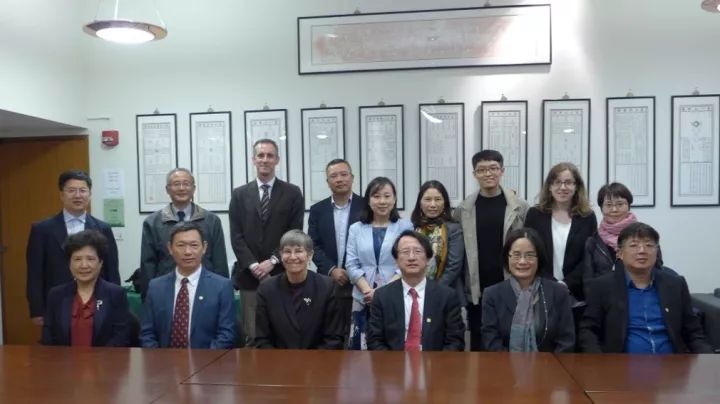 浙江大学校长给哈佛校长送了一副“看不懂”的字?你看懂了吗?