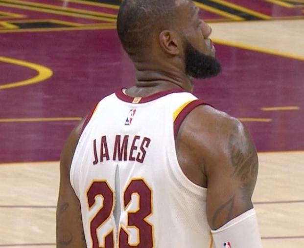 欧文和詹皇,球衣撕坏事件