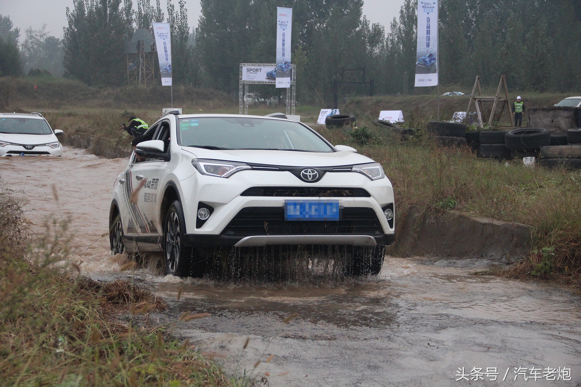 2016款丰田rav4荣放四驱测试,能越野的丰田rav4荣放2023款