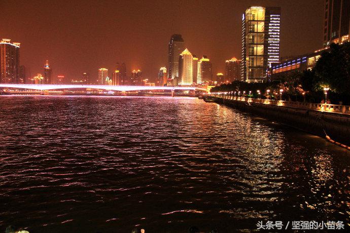 小蛮腰附近珠江夜游,广州珠江夜游坐轮船看小蛮腰