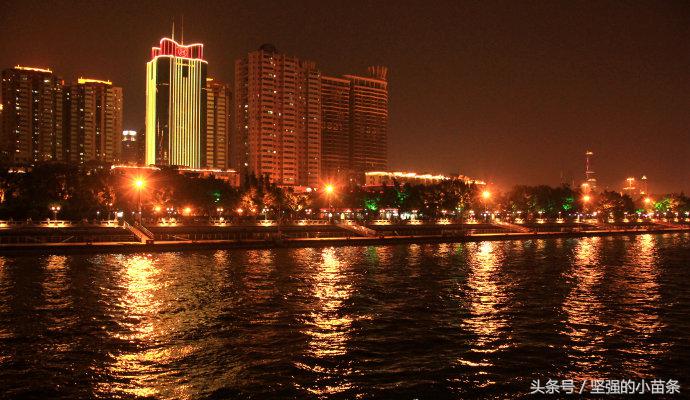 小蛮腰附近珠江夜游,广州珠江夜游坐轮船看小蛮腰