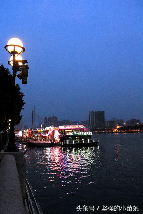 小蛮腰附近珠江夜游,广州珠江夜游坐轮船看小蛮腰