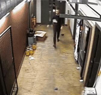 学校组织学生第二天穿父母工作服来上课，小明真太屌丝了