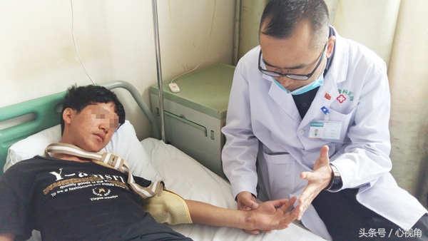 骨折后自行包中草药治疗，3个月后左腕部出现畸形