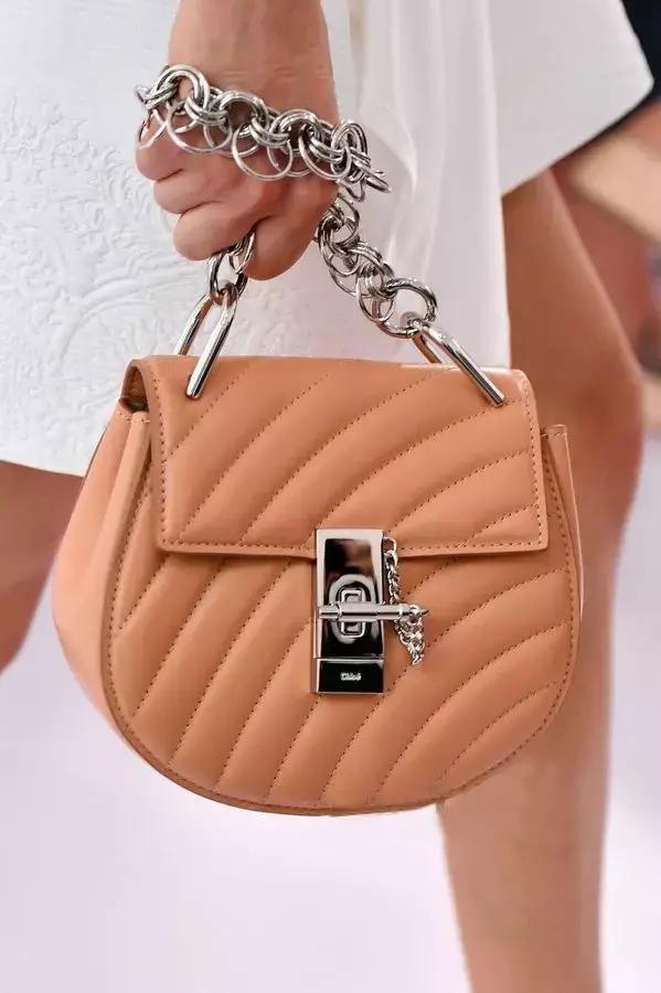 刘雯唐嫣同款小猪包,刘雯唐嫣最新消息