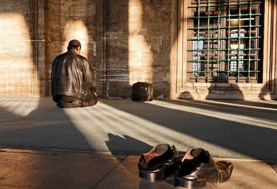 法国火车站台接吻，在伊朗议论婴儿的眼睛，旅行禁忌你可能都会犯