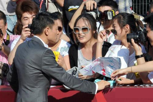 刘德华与6岁小女孩互动,刘德华和小女孩合照