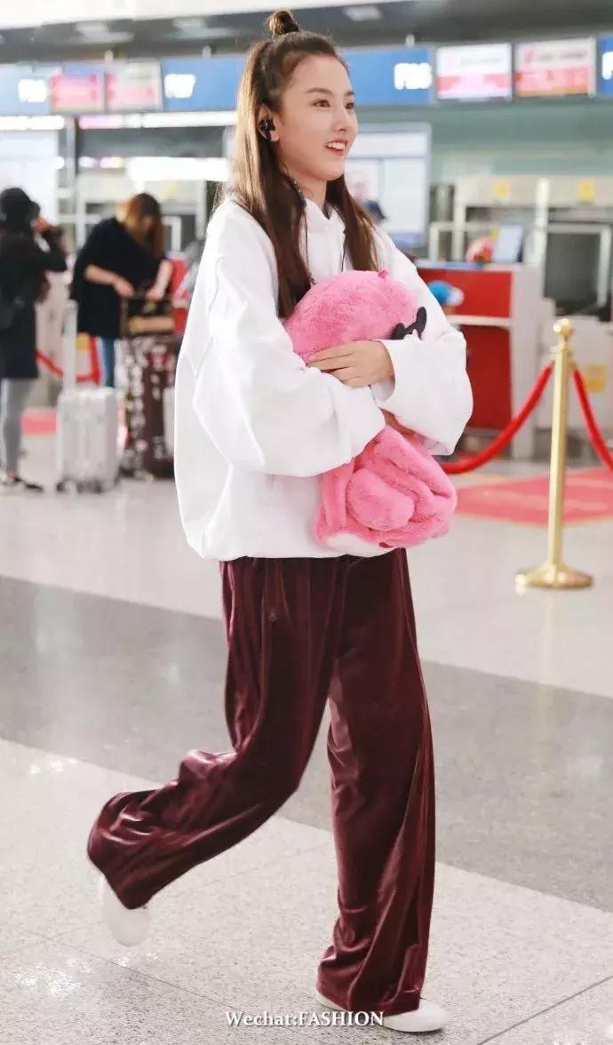 刘诗诗唐嫣甜蜜日常,一入秋便是深秋