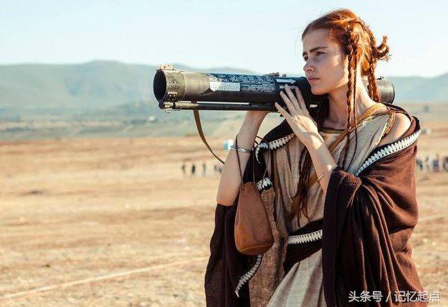 学校组织学生第二天穿父母工作服来上课，小明真太屌丝了