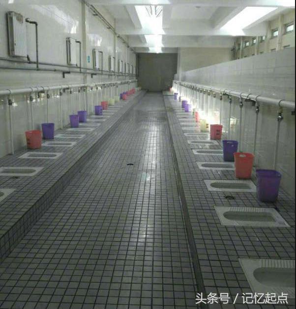 学校组织学生第二天穿父母工作服来上课，小明真太屌丝了