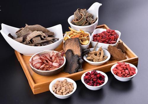 脱发厉害用什么育发液,脱发吃什么能帮助生发呢