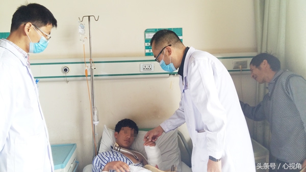 骨折后自行包中草药治疗，3个月后左腕部出现畸形