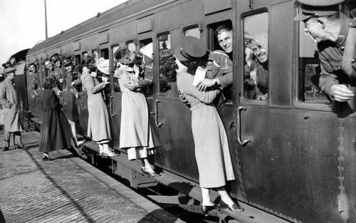 法国火车站台接吻，在伊朗议论婴儿的眼睛，旅行禁忌你可能都会犯